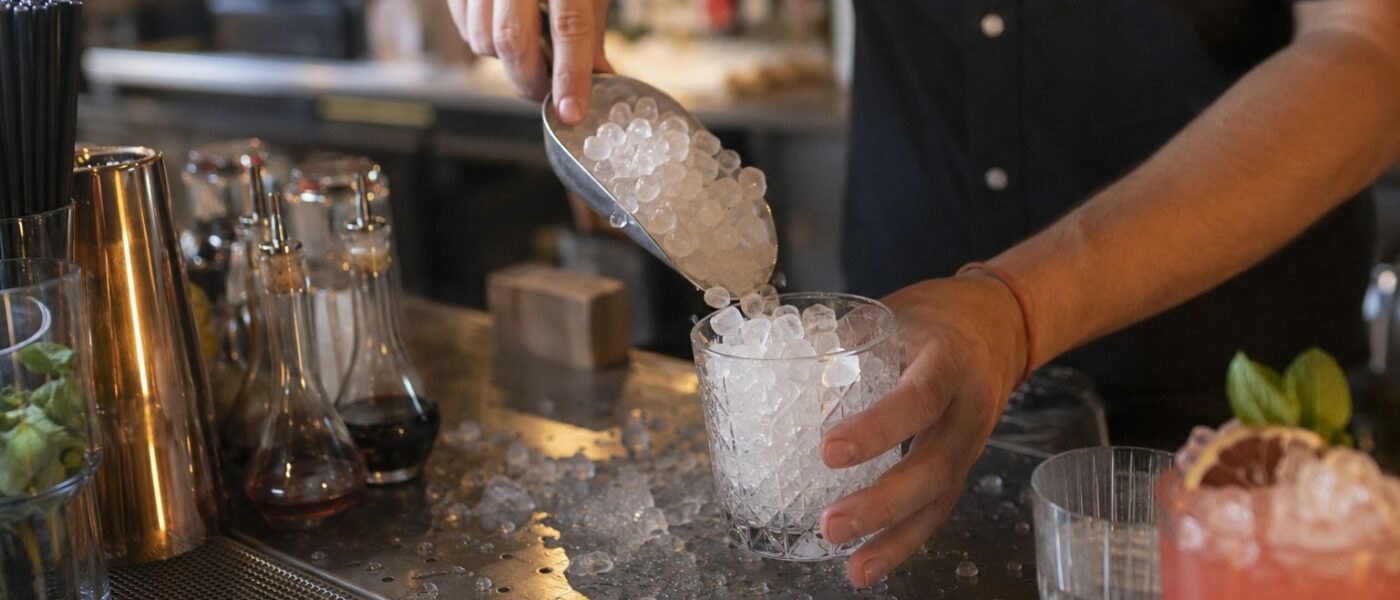 Canicule et rupture de glace : pourquoi les bars parisiens tombent en pénurie chaque mois d&rsquo;août