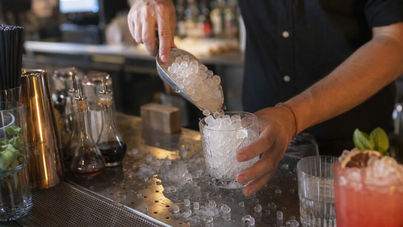 Canicule et rupture de glace : pourquoi les bars parisiens tombent en pénurie chaque mois d&rsquo;août